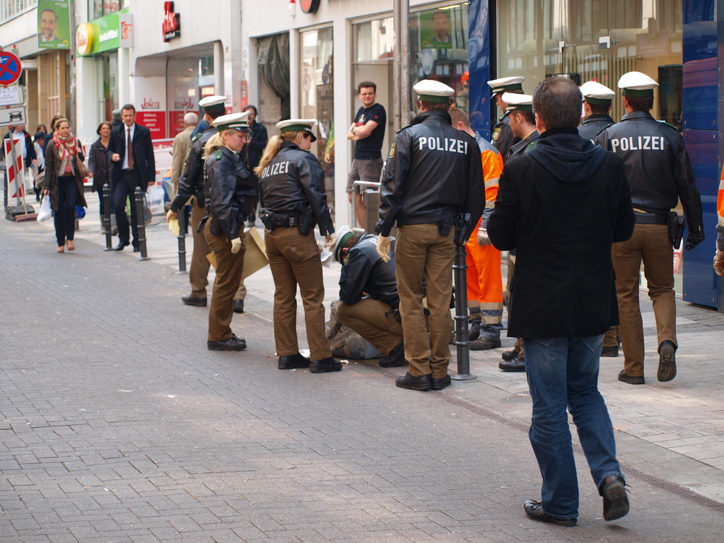 Suchmassnahmen am Koelner Neumarkt nach Raubueberfall im Parkhaus Wolfstr P21.JPG